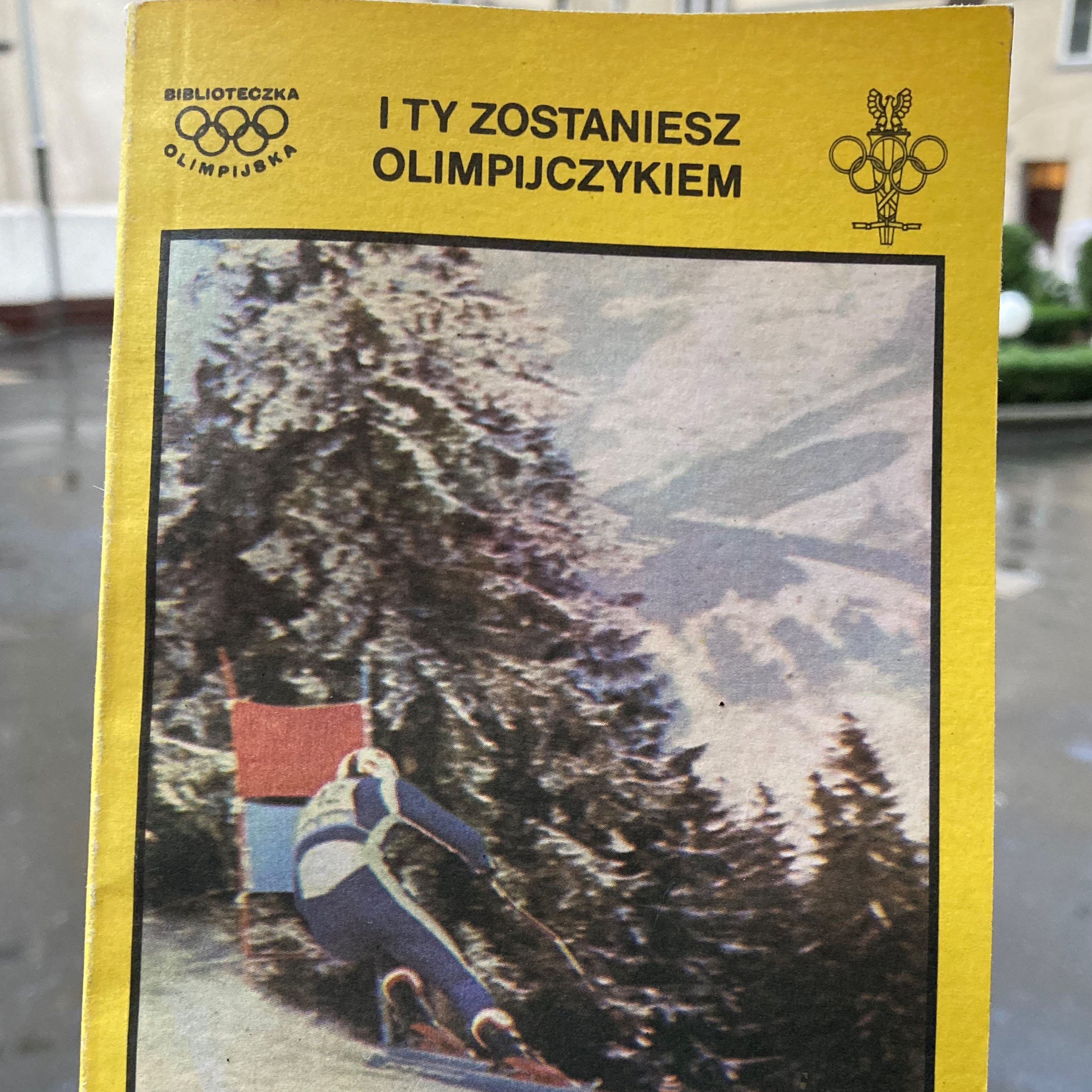 Broszurka I Ty zostaniesz Olimpijczykiem na tle podwórka-studni